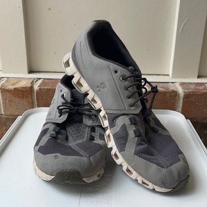 On cloud tennis shoes mens 8